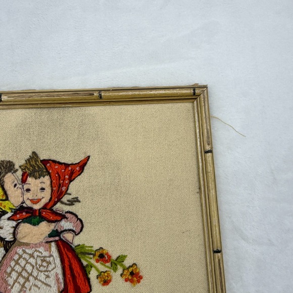 VTG 1976 Hummel Paragon Embroidery Completed Framed Crewel "Telling Her Secret" - Picture 4 of 8